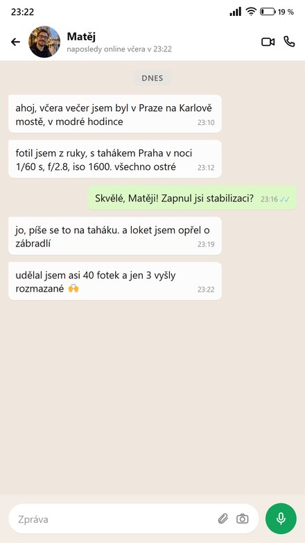 Někdo píše o taháku Praha v noci, na Karlově mostě